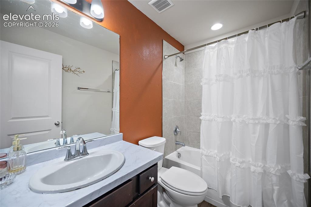 Image 23 of 28: Bathroom