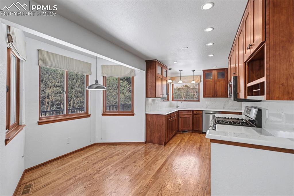 Image 13 of 42: Dining Area