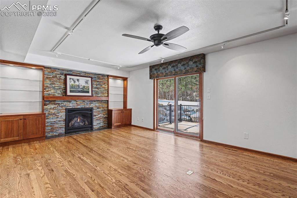 Image 16 of 42: Family Room