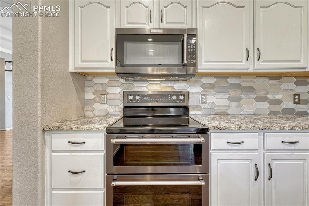 Image 11 of 49: Kitchen