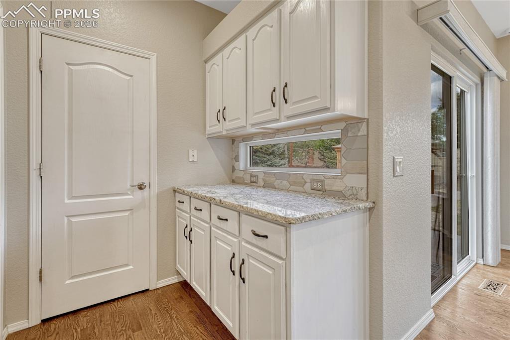Image 12 of 49: Kitchen