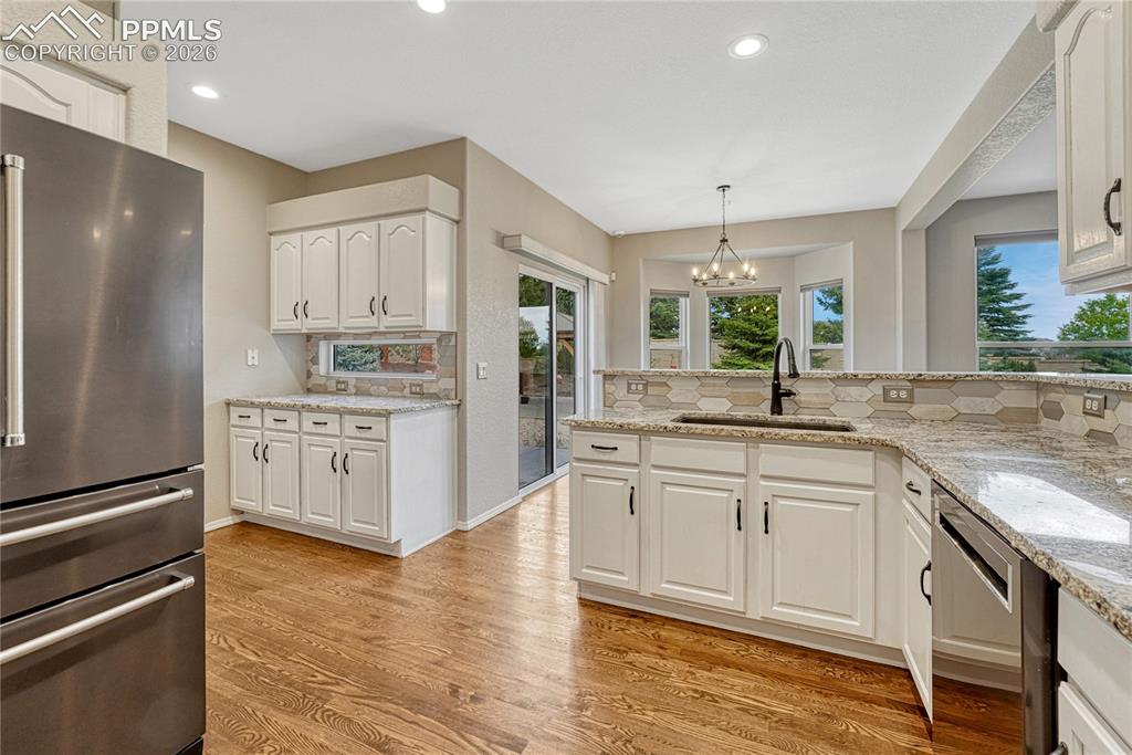 Image 9 of 49: Kitchen