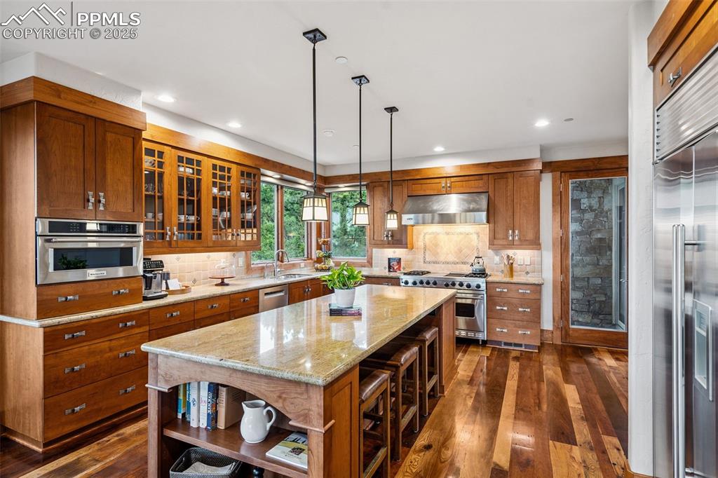 Image 17 of 50: Gourmet kitchen with center island and bar stool seating