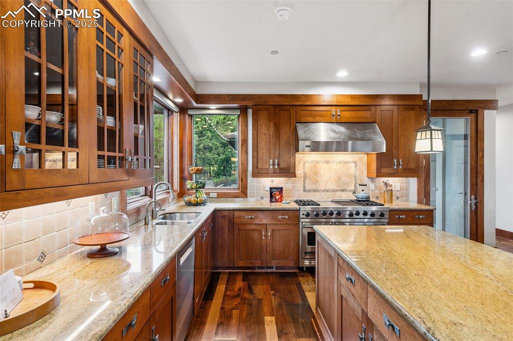 Image 21 of 50: Custom cabinets and granite countertops