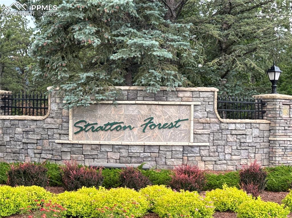 Image 4 of 50: Gated community entrance of Stratton Forest