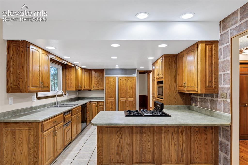 Image 10 of 45: Kitchen