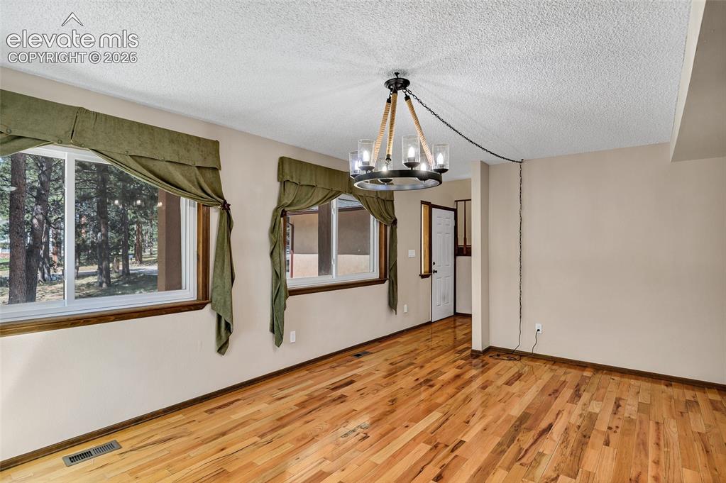 Image 5 of 45: Dining Area