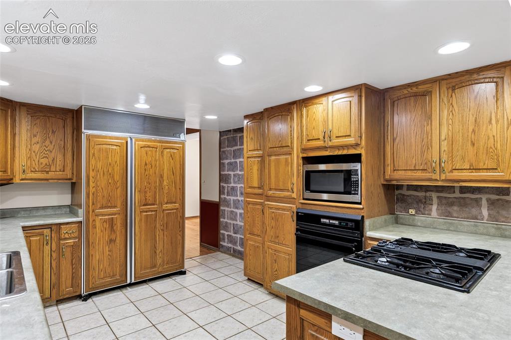 Image 9 of 45: Kitchen