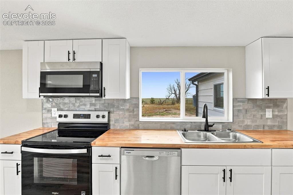 Image 12 of 41: Kitchen
