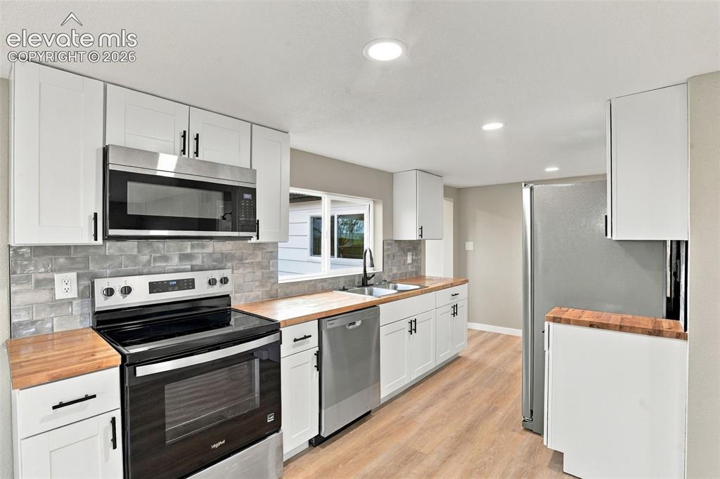 Image 13 of 41: Kitchen