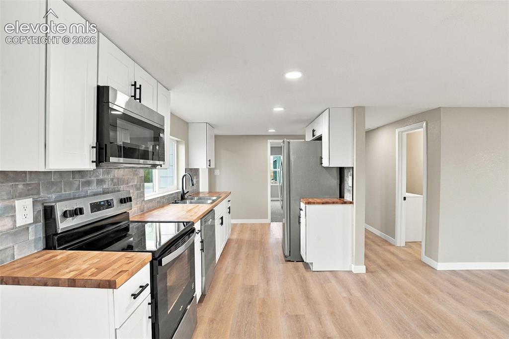 Image 14 of 41: Kitchen