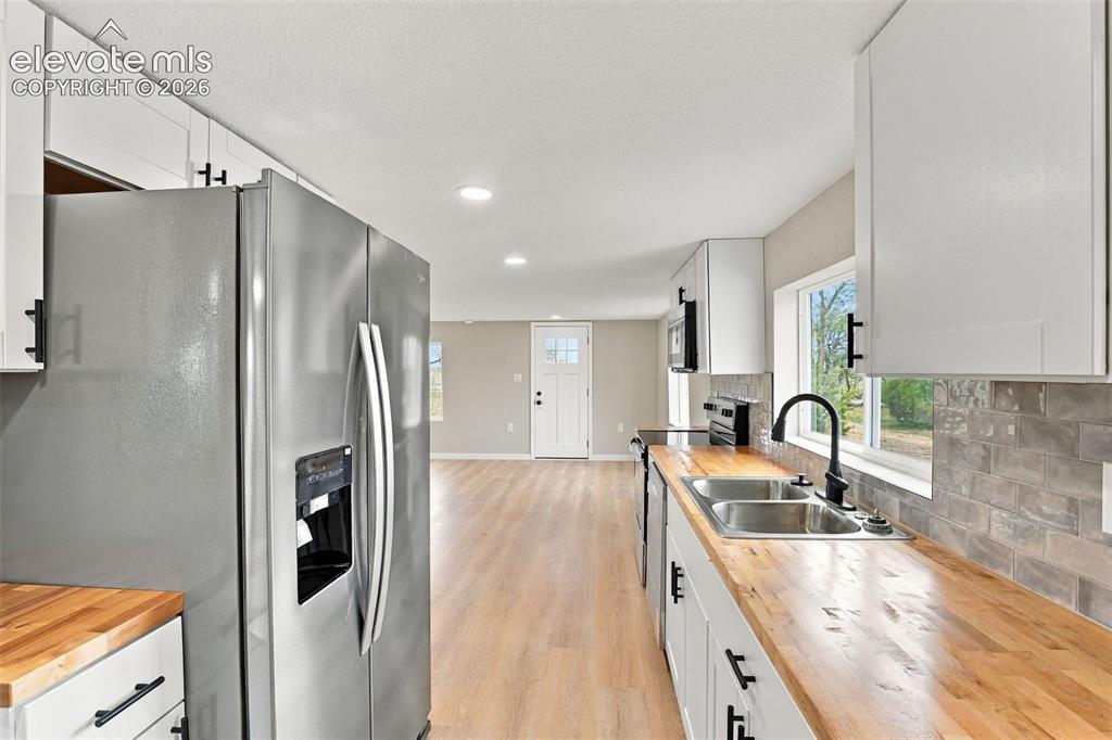 Image 15 of 41: Kitchen