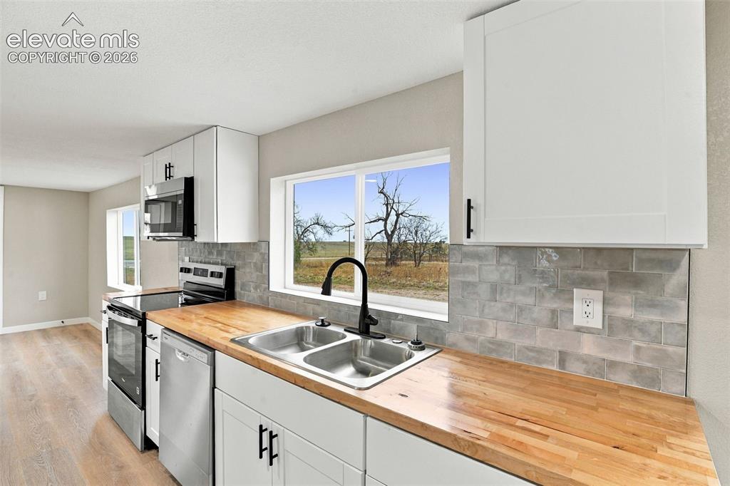 Image 17 of 41: Kitchen
