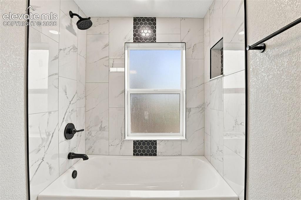 Image 25 of 41: Bathroom