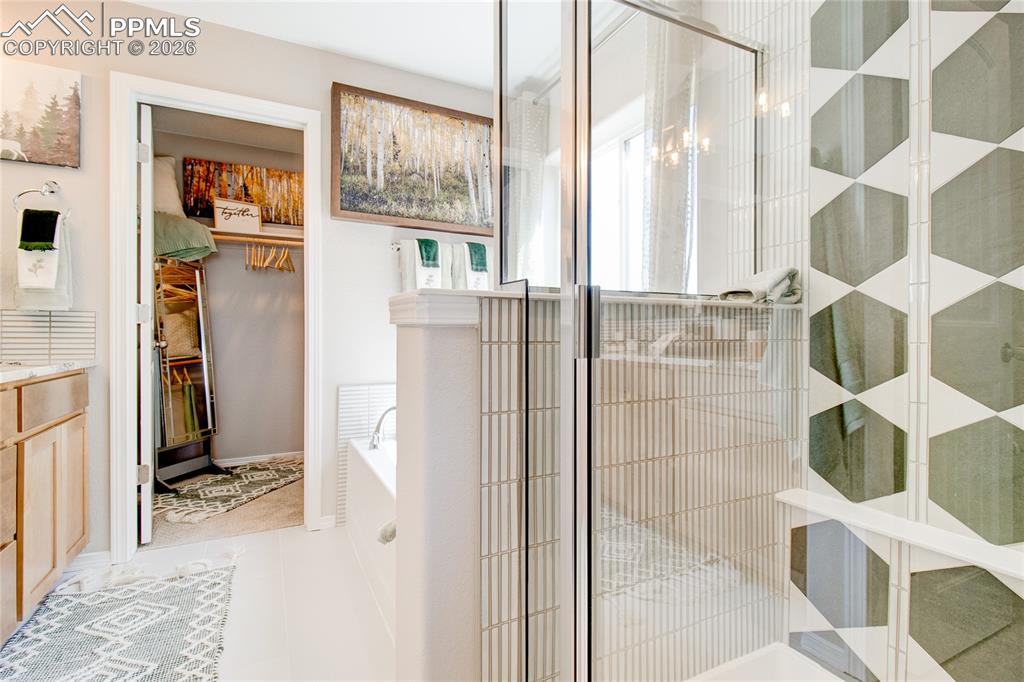 Image 24 of 28: Bathroom