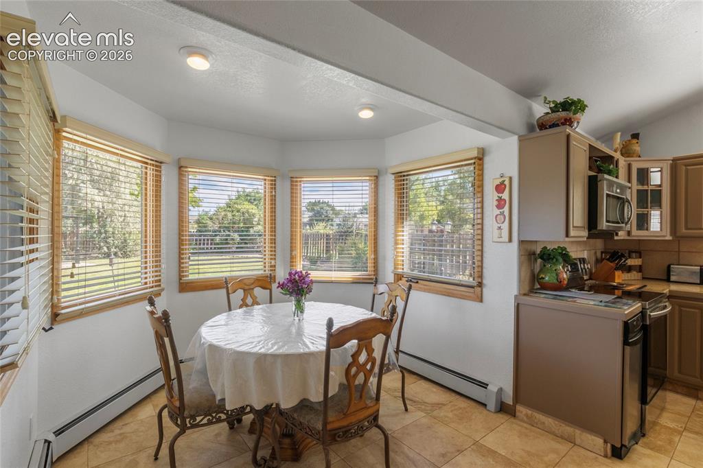 Image 14 of 41: Dining Area