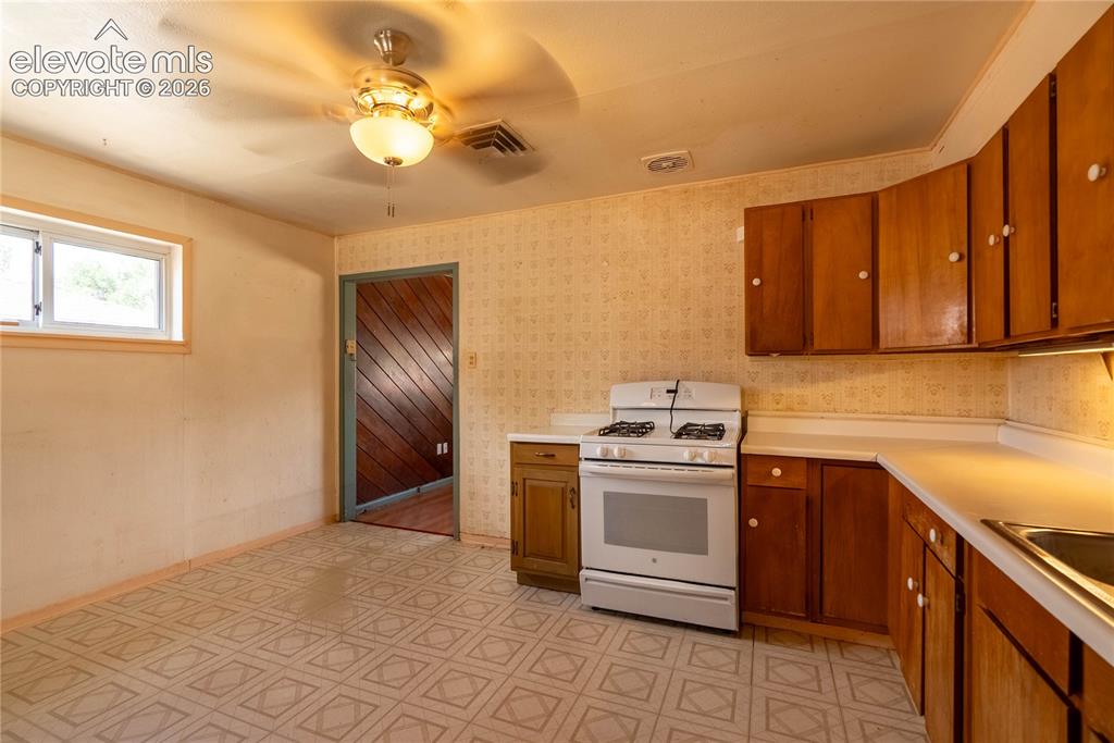 Image 11 of 26: Kitchen