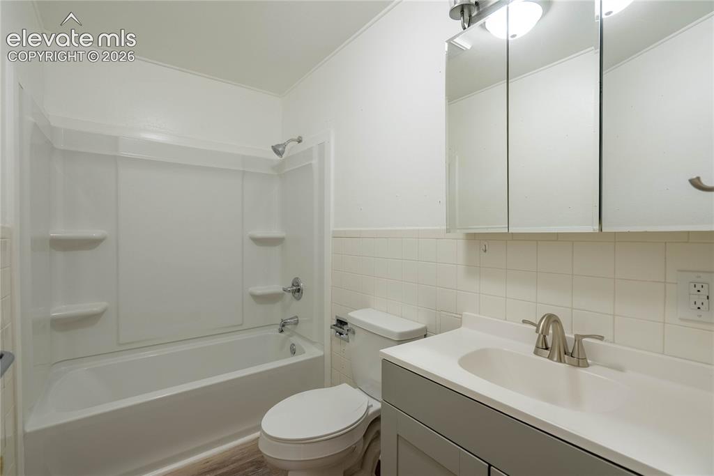 Image 20 of 26: Bathroom