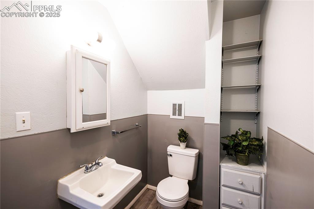 Image 16 of 21: Bathroom