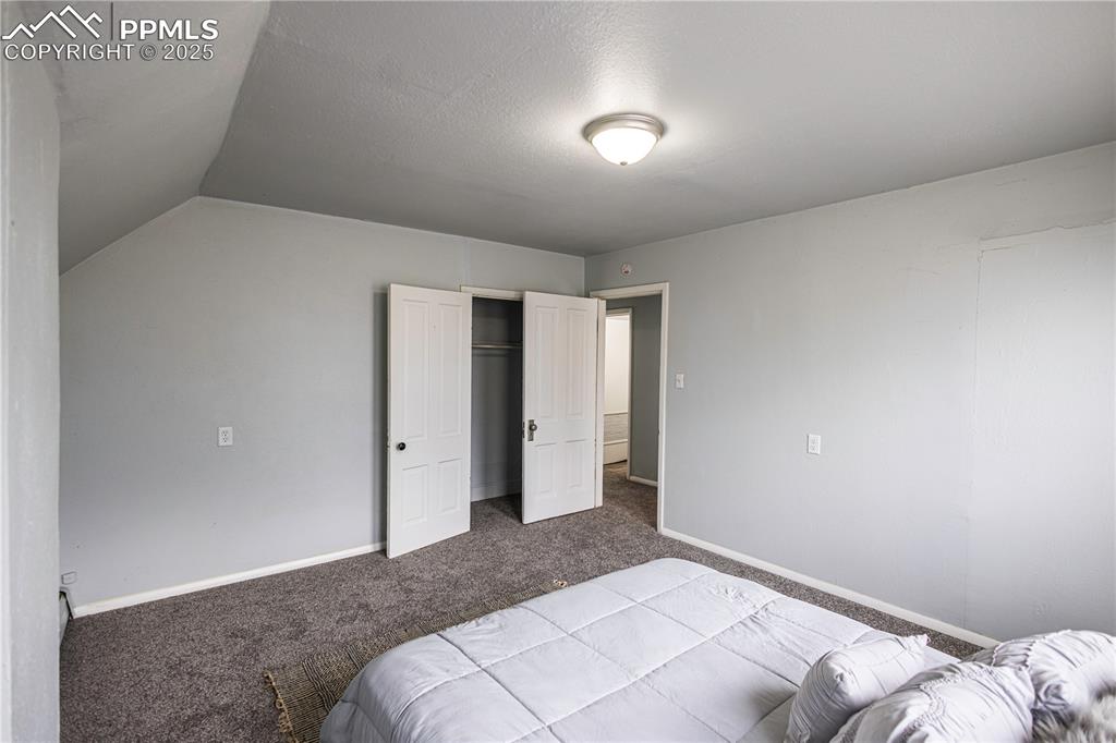 Image 17 of 21: Bedroom