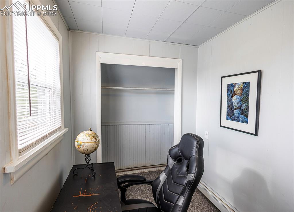 Image 18 of 21: Office