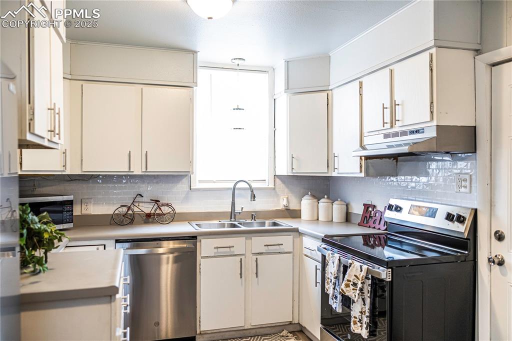 Image 9 of 21: Kitchen