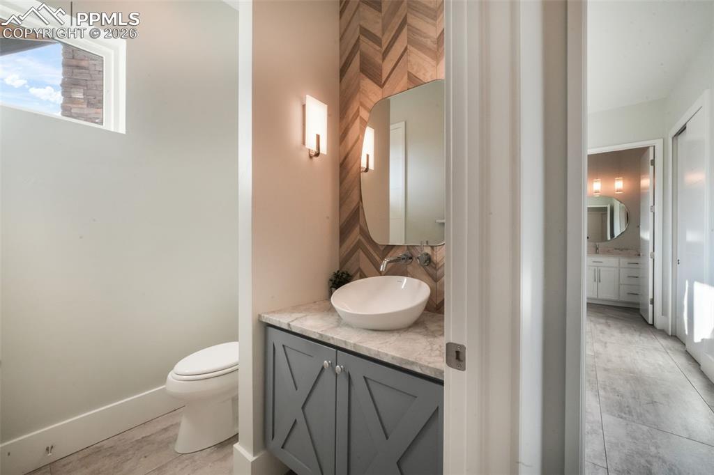 Image 25 of 50: Office