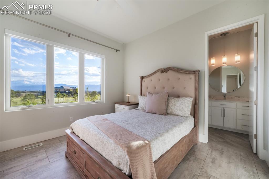 Image 26 of 50: Laundry