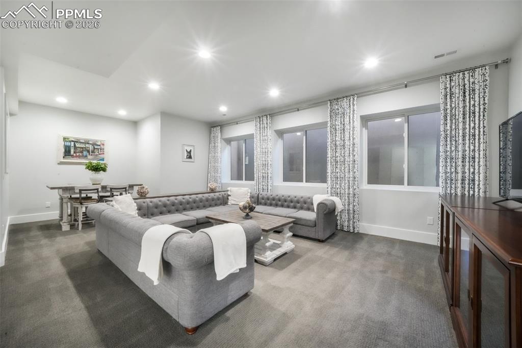 Image 30 of 50: Bedroom