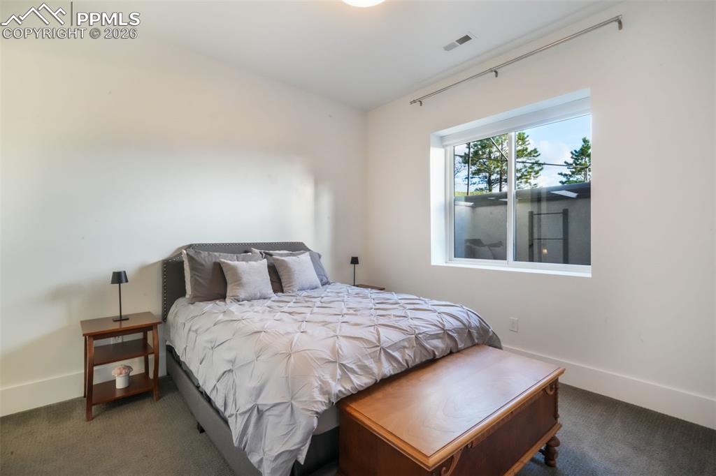 Image 39 of 50: Bedroom