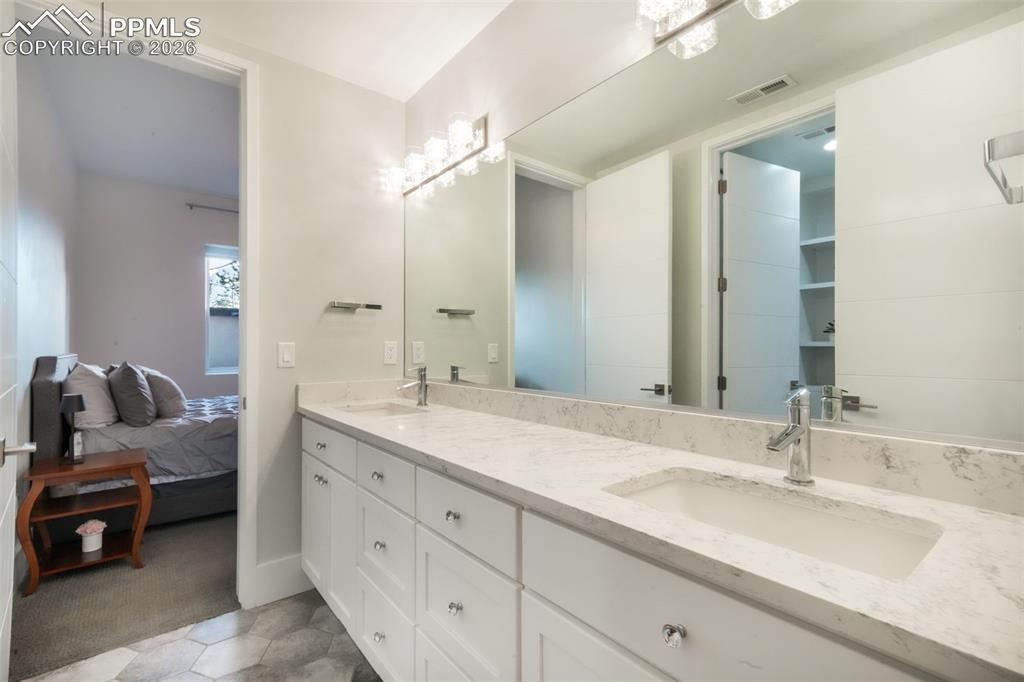 Image 41 of 50: Bathroom