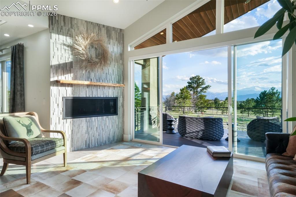 Image 7 of 50: Kitchen