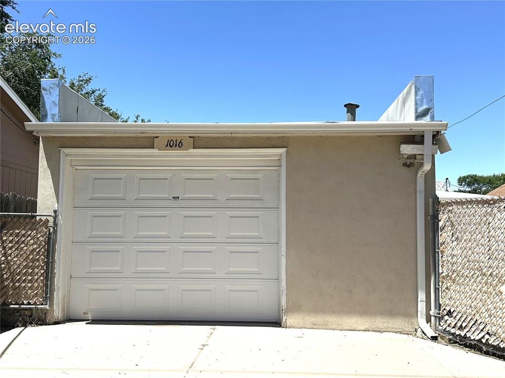 Image 16 of 24: Garage