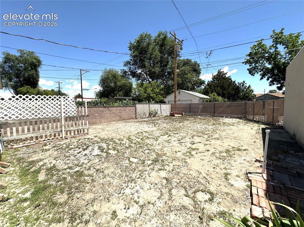 Image 18 of 24: Yard