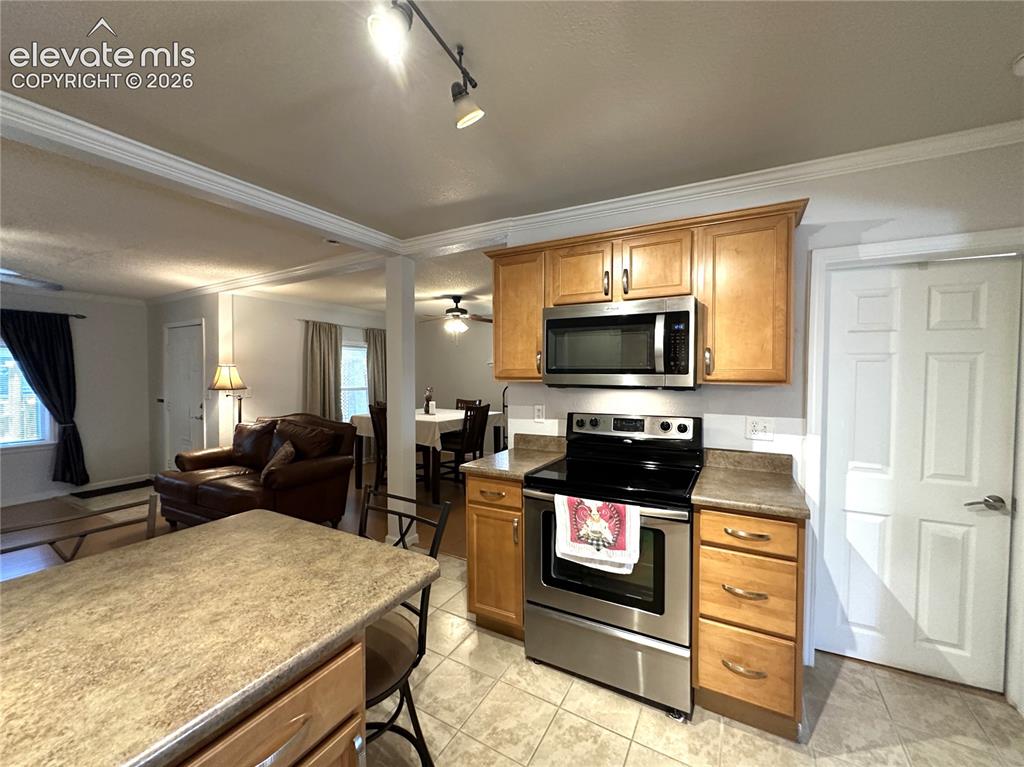 Image 7 of 24: Kitchen