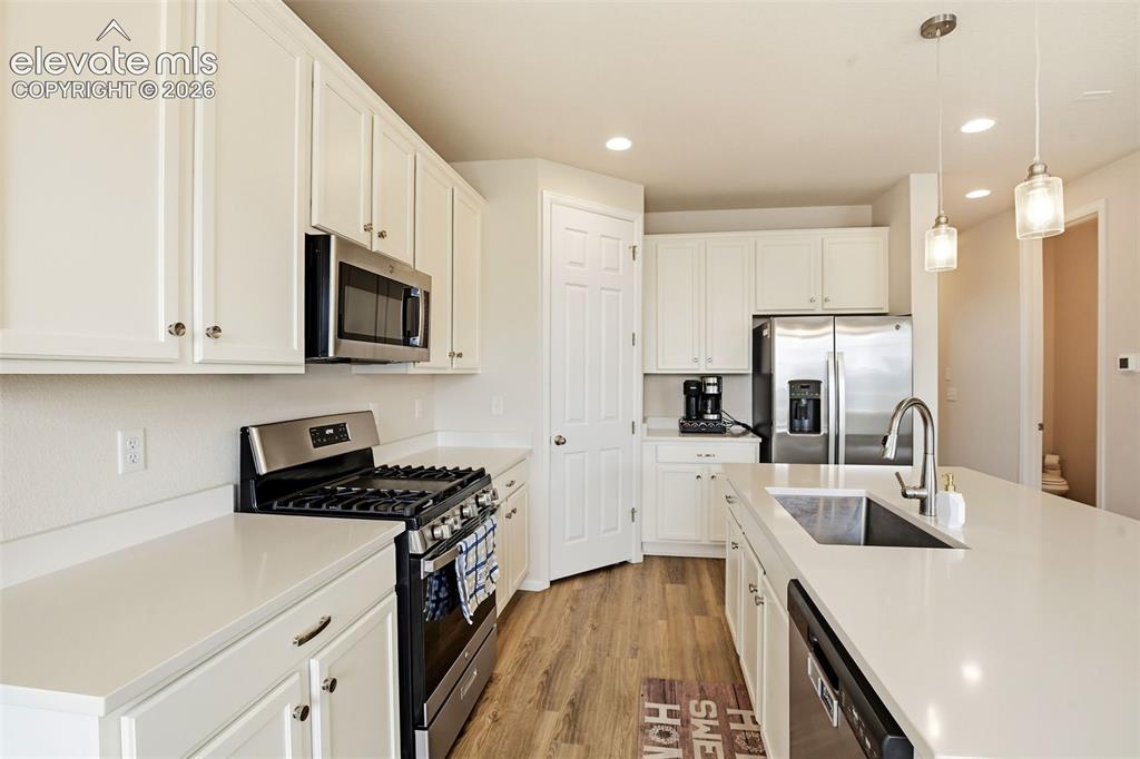 Image 17 of 47: Kitchen