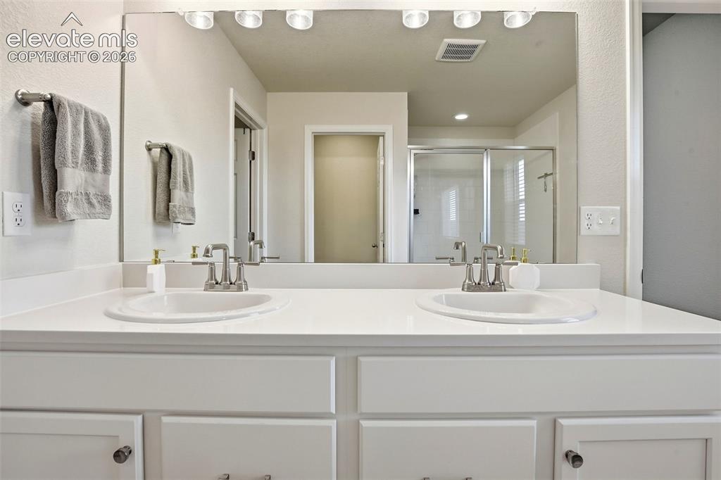 Image 35 of 47: Bathroom