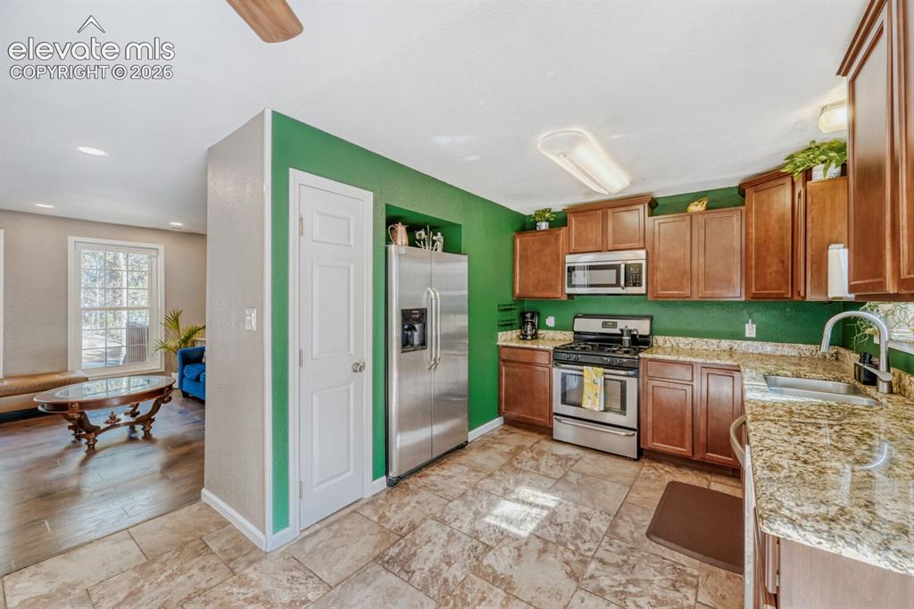 Image 11 of 27: Kitchen