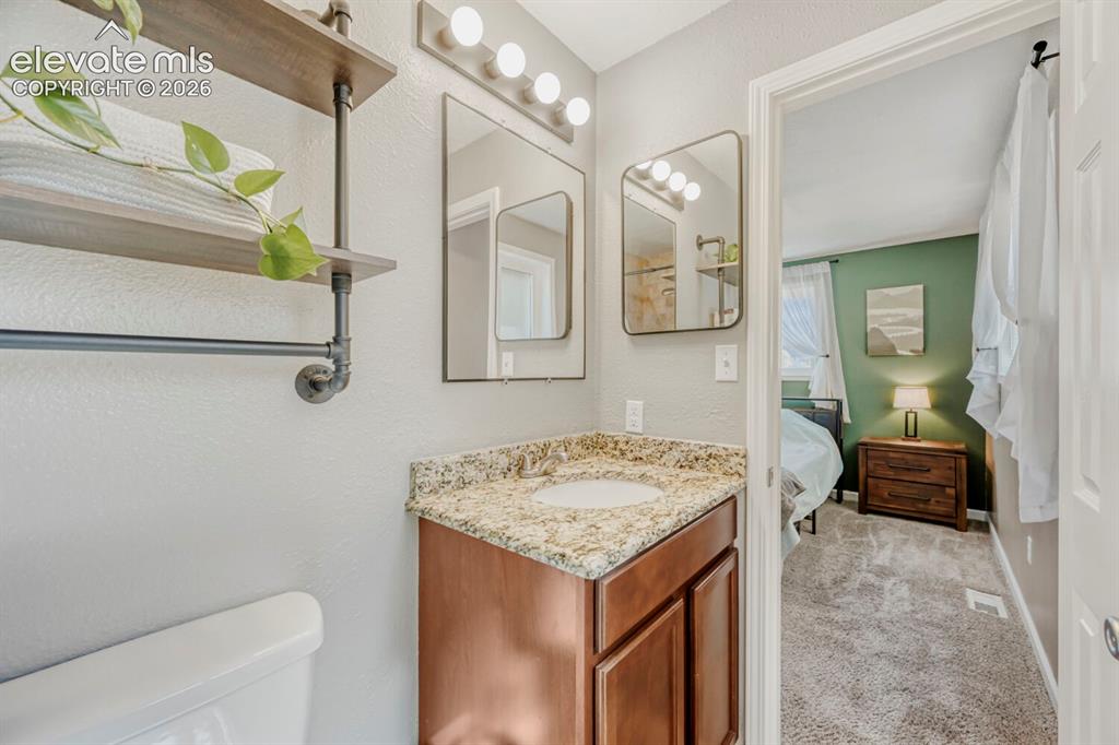 Image 14 of 27: Bathroom