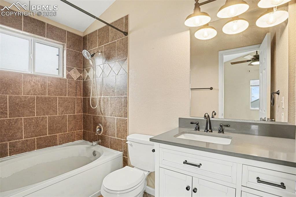 Image 14 of 18: Bedroom