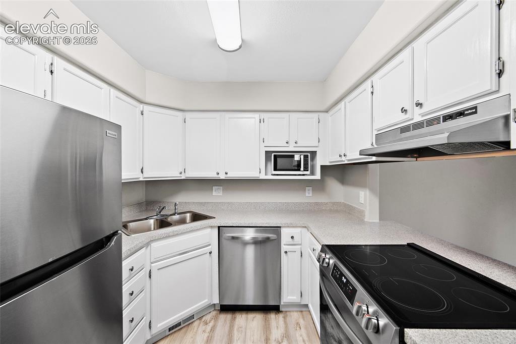 Image 19 of 38: Kitchen