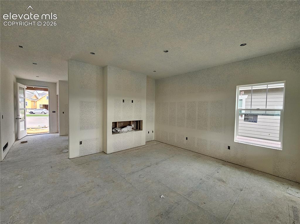 Image 16 of 16: Living Room