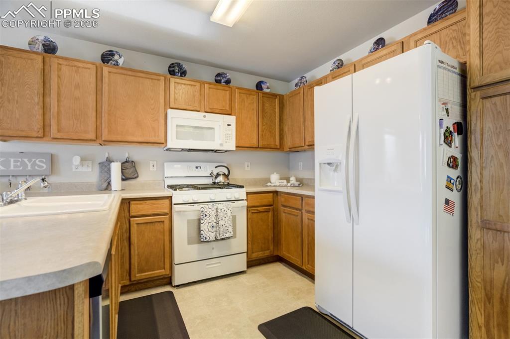 Image 13 of 33: Kitchen