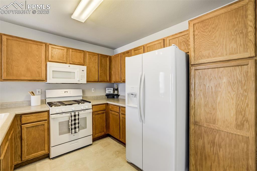 Image 14 of 33: Kitchen