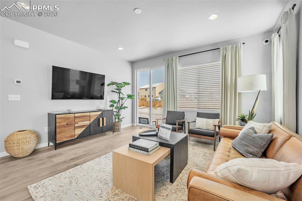 Image 4 of 10: Living Room
