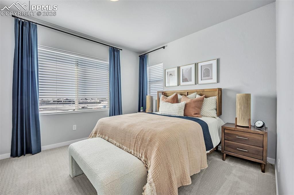 Image 9 of 10: Bedroom