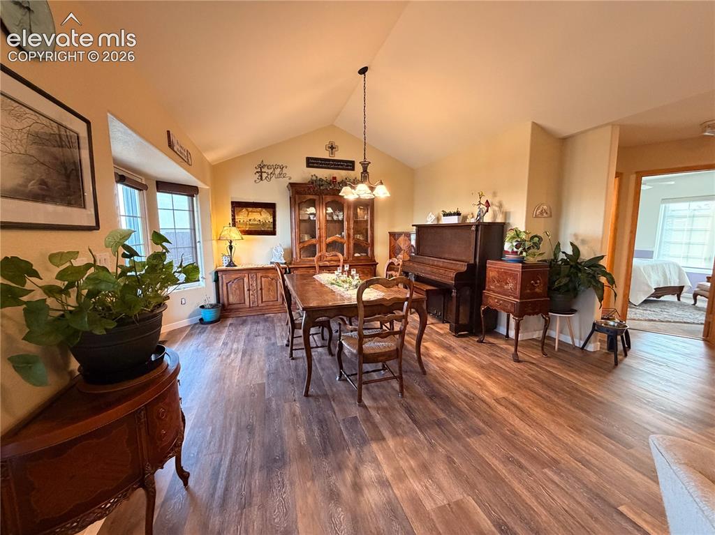 Image 31 of 42: Dining Area