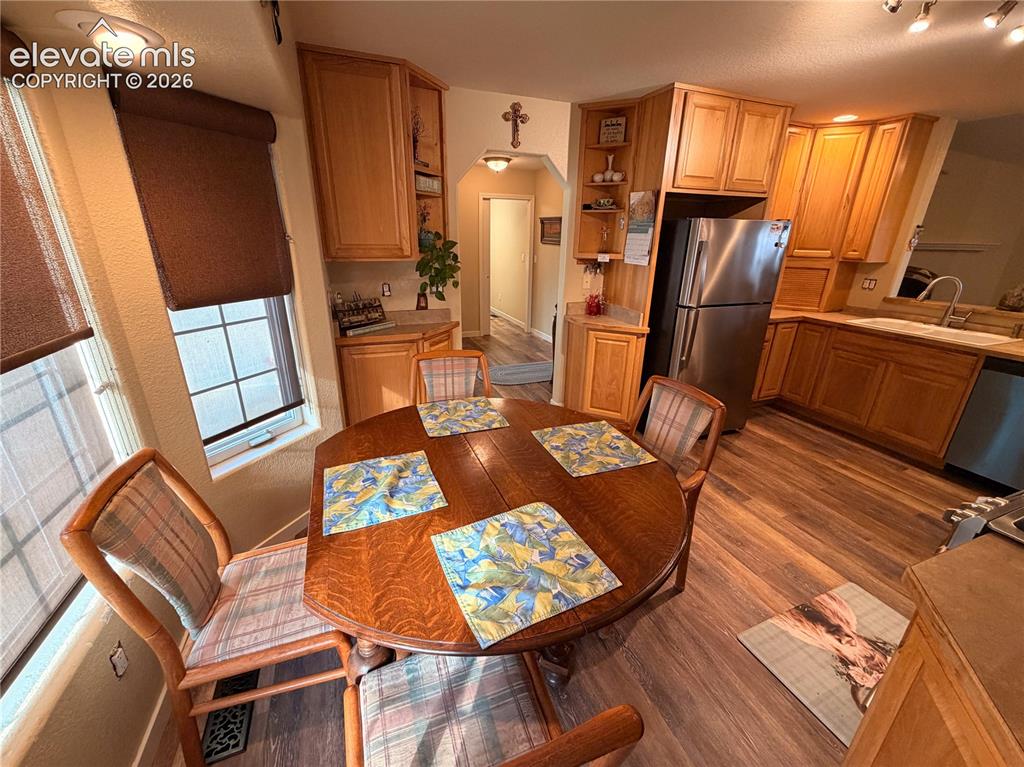 Image 35 of 42: Dining Area