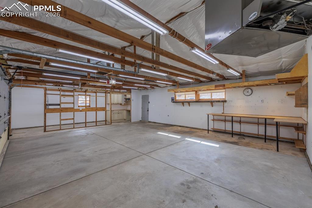 Image 11 of 39: Garage