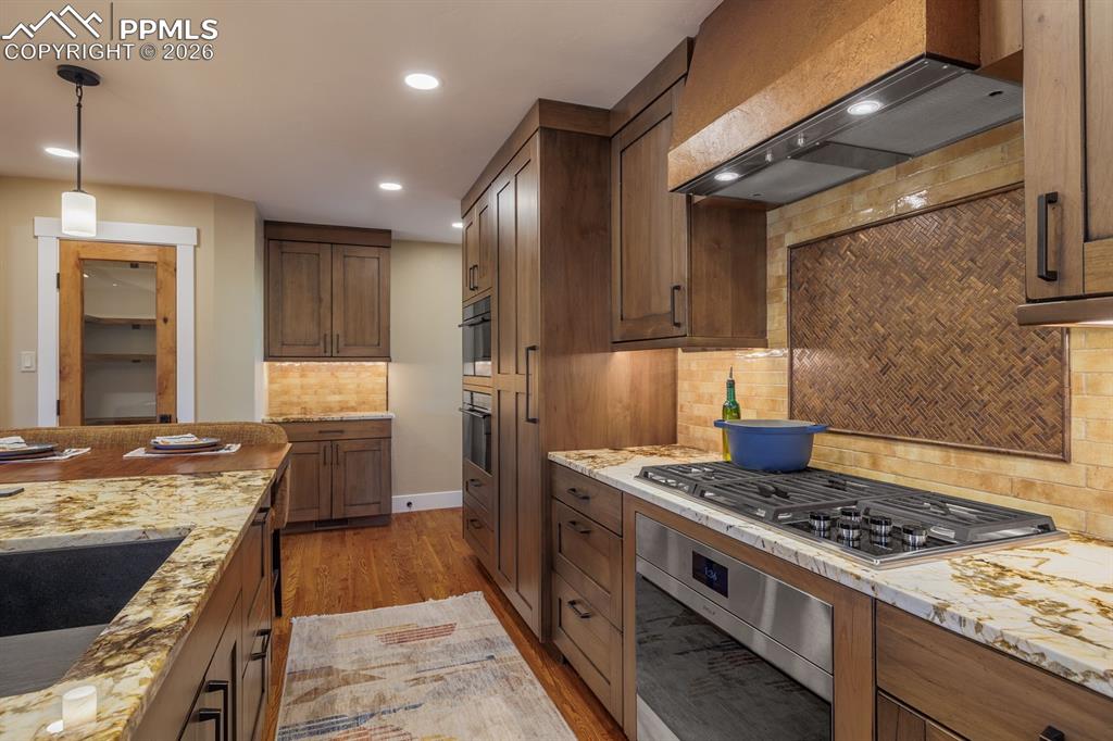 Image 15 of 39: Kitchen